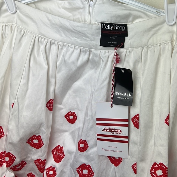 Torrid Betty Boop Runway Skater Skirt with Pockets Size 22 - Picture 10 of 10